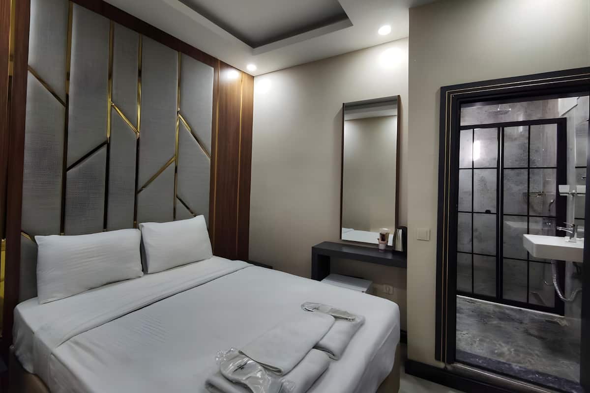 Suite, 1 Bedroom | Iron/ironing board, WiFi (free), bed sheets