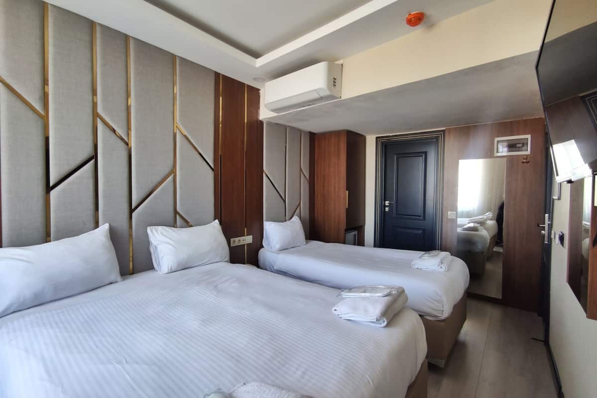 Standard Triple Room | Iron/ironing board, WiFi (free), bed sheets