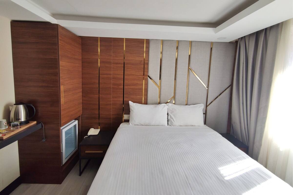 Iron/ironing board, WiFi (free), bed sheets