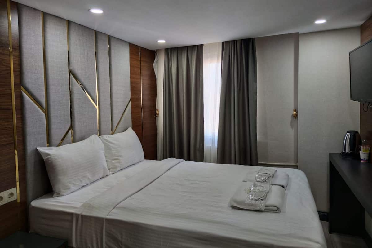 Standard Room | Iron/ironing board, WiFi (free), bed sheets