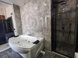 Deluxe Room, Hot Tub | Bilik Mandi | Pancuran mandi, hulu semburan mandi hujan 