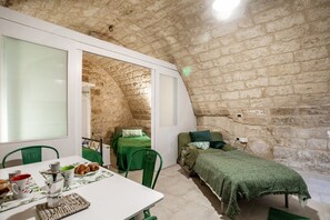 Dining - GuestHost - La Pergola Apt in the historic center! x4 (Bari)