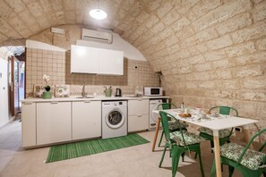 Geladeira, micro-ondas, cooktop, talheres/pratos/utensílios de cozinha