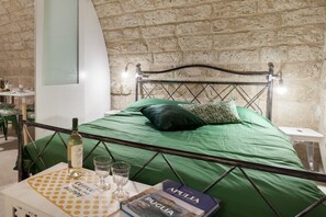 1 bedroom, iron/ironing board, WiFi, bed sheets - GuestHost - La Pergola Apt in the historic center! x4 (Bari)