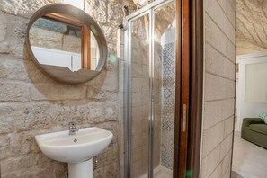 Shower, hair dryer, towels, shampoo