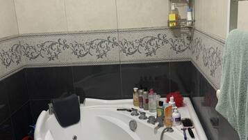 Combined shower/bathtub, bidet