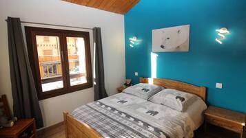 4 chambres, coffres-forts dans les chambres, fer et planche à repasser