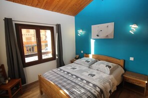 4 bedrooms, in-room safe, iron/ironing board, travel crib - Chalet Canigou: family-friendly, refined, renovated (Font-Romeu-Odeillo-Via)