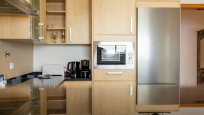 Coffee/tea maker, fridge, microwave, oven