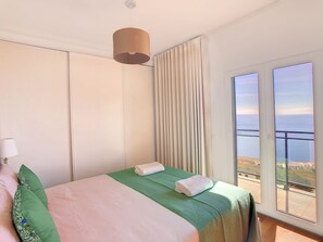 2 habitaciones, tabla de planchar con plancha y cuna de viaje 