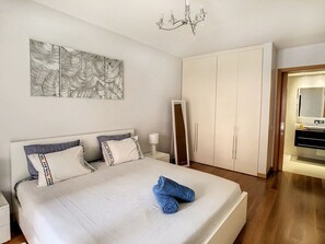 2 bedrooms, iron/ironing board, travel cot, free WiFi