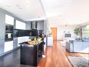 Fridge, microwave, oven, stovetop - Villa Serramar by LovelyStay (Estreito da Calheta)
