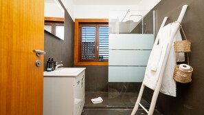 Bathtub, hair dryer, towels - The Loft by Lovelystay (Funchal)
