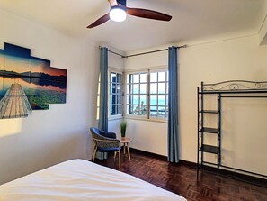 5 habitaciones, tabla de planchar con plancha y cuna de viaje 