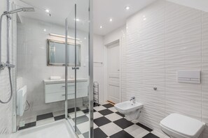 Regadera, secadora de cabello, toallas, shampoo 