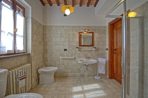 A bathroom with a bidet, a sink, a mirror, and a shower. - Inviting 15 Guests Villa (Monte Santa Maria Tiberina)