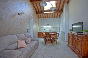 Villa, Multiple Beds | Living room | 30-inch TV with digital channels, fireplace - Inviting 15 Guests Villa (Monte Santa Maria Tiberina)