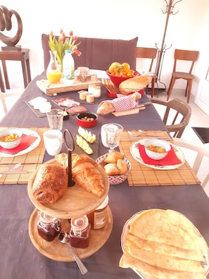 Free daily full breakfast