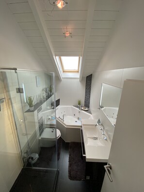 Badewanne, Whirlpool, Haartrockner, Handtücher