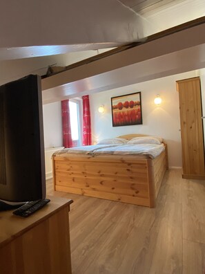 3 عدّة غرف نوم وسرير سفر وواي فاي وملاءات أسرّة