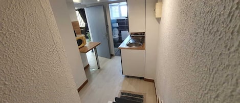 1 habitación, escritorio, cortinas blackout y insonorización