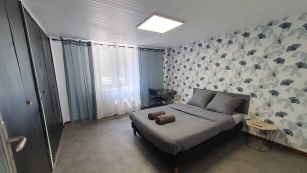 A hotel room with a bed, a desk, and a chair. - NancyRoom (Vandœuvre-lès-Nancy)