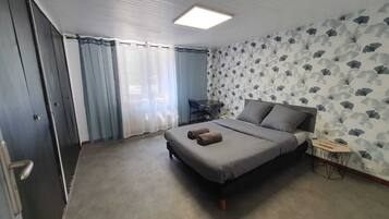 Departamento económico, para no fumadores, baño privado | Escritorio, cortinas blackout y insonorización