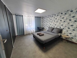 A hotel room with a bed, a desk, and a chair. - NancyRoom (Vandœuvre-lès-Nancy)