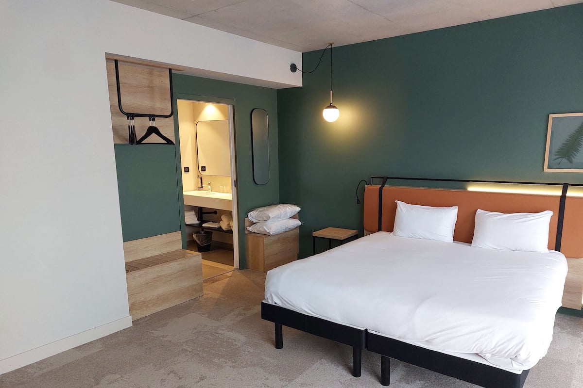 1 slaapkamer, luxe beddengoed, een bureau, een laptopwerkplek