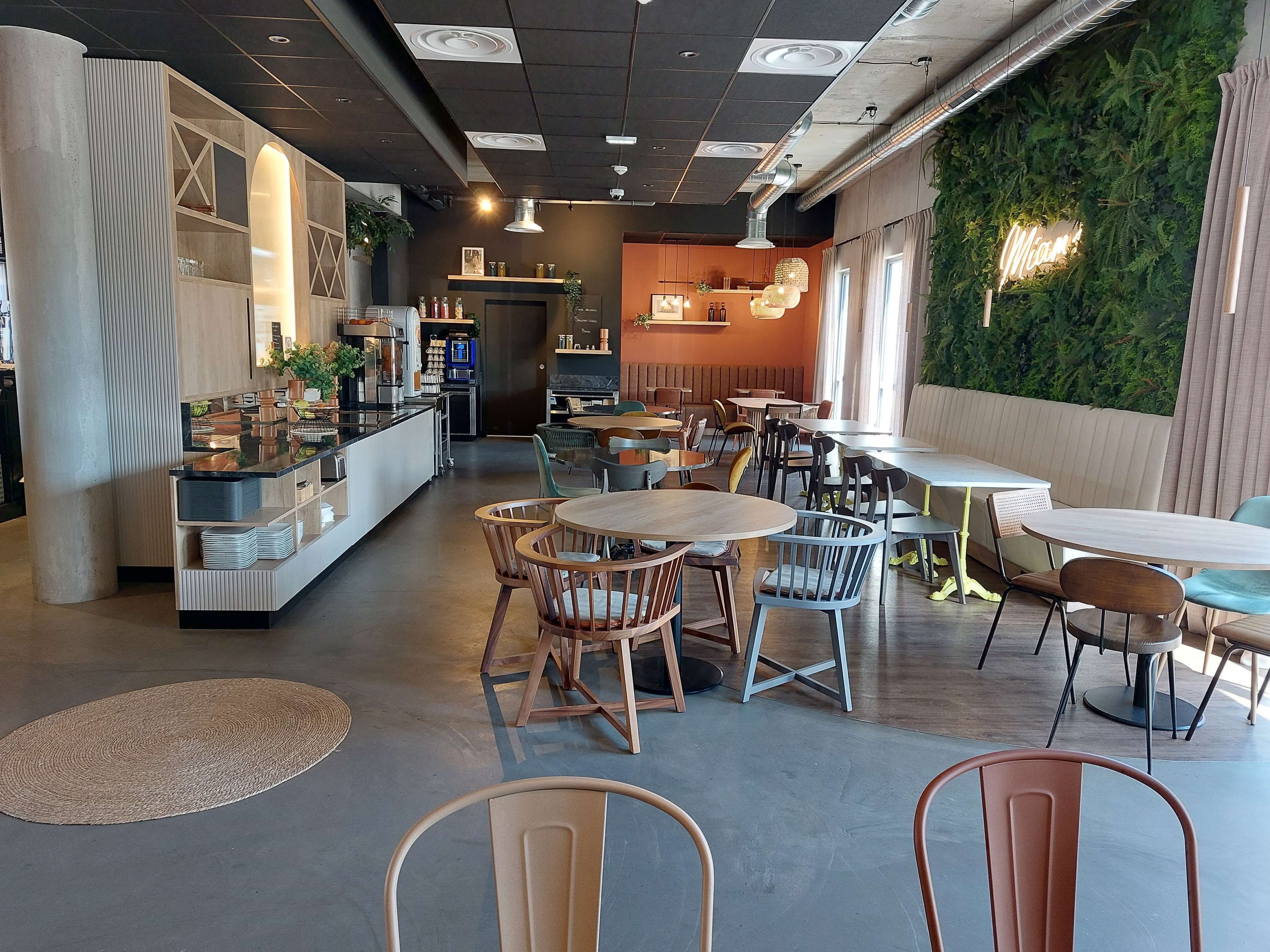 بوفيه فطور يوميًا بتكلفة قدرها (13.9 EUR للشخص)