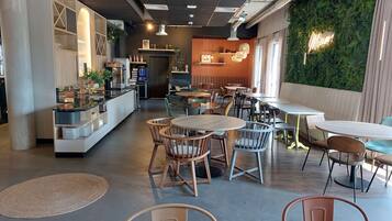 بوفيه فطور يوميًا بتكلفة قدرها (13.9 EUR للشخص)