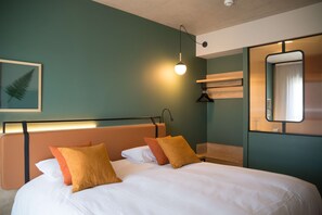 Habitación estándar, 1 cama matrimonial | Ropa de cama de alta calidad y escritorio