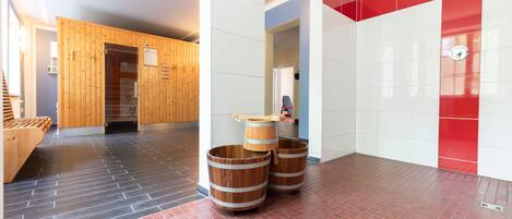 Un interior moderno con paneles de madera, piso de baldosas y pared roja y blanca.