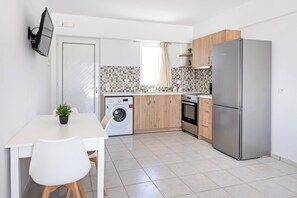 Kühlschrank, Mikrowelle, Ofen, Wasserkocher mit Kaffee-/Teezubehör