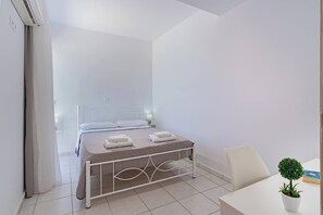 1 chambre, fer et planche à repasser, Wi-Fi gratuit, draps fournis