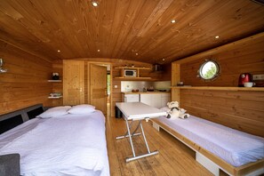 1 bedroom, bed sheets