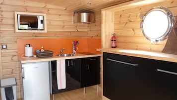Refrigerador, microondas, placa de cocina, cafetera/tetera