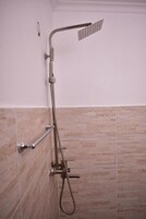 Combined shower/tub, towels