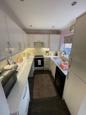 Cottage | Private kitchen | Fridge, microwave, oven, stovetop - Beautiful 2-bed Bungalow in Canvey Island (Canvey Island)
