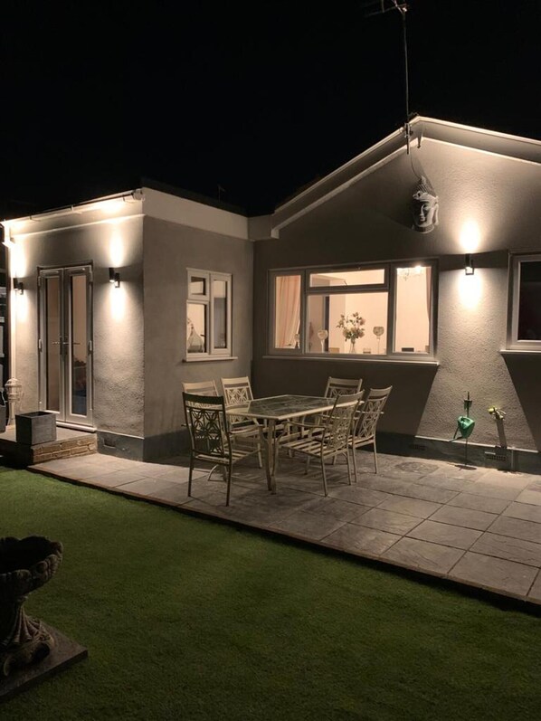 Cottage | Terrace/patio - Beautiful 2-bed Bungalow in Canvey Island (Canvey Island)