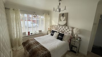 Cottage | 2 bedrooms, iron/ironing board, travel cot, free WiFi