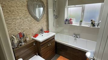 Cottage | Bathroom | Combined shower/bathtub, deep-soaking bathtub, hair dryer, towels