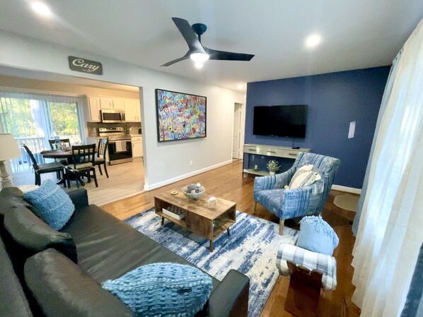 Smart TV, computer monitors - Pleasant Experience in this City Ranch - Downtown Cary (Cary)
