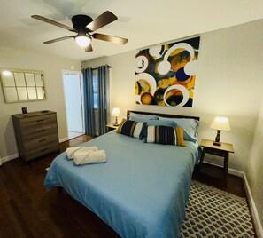 2 bedrooms, desk, iron/ironing board, WiFi - Pleasant Experience in this City Ranch - Downtown Cary (Cary)