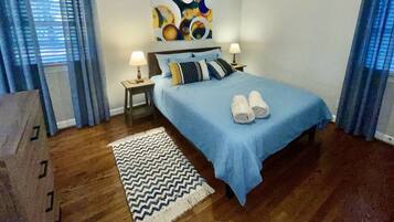 2 bedrooms, desk, iron/ironing board, WiFi