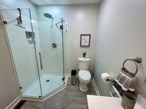 Combined shower/bathtub, hair dryer, towels, soap - Pleasant Experience in this City Ranch - Downtown Cary (Cary)