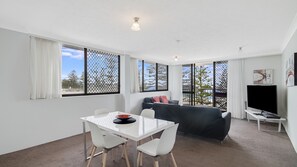 TV - Aries Unit 16 - Right on the beachfront and in the heart of Coolangatta ocean views (Coolangatta)