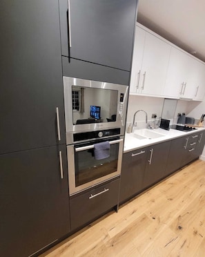 Deluxe Apartment | Private kitchen | Full-size fridge, microwave, dishwasher, coffee/tea maker