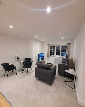 Deluxe Apartment | Living area | 43-inch Smart TV with satellite channels, TV, offices - Luxury 2 Bed Flat In The Heart Of Rochester (Rochester)