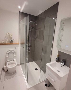Bathroom - Luxury 2 Bed Flat In The Heart Of Rochester (Rochester)